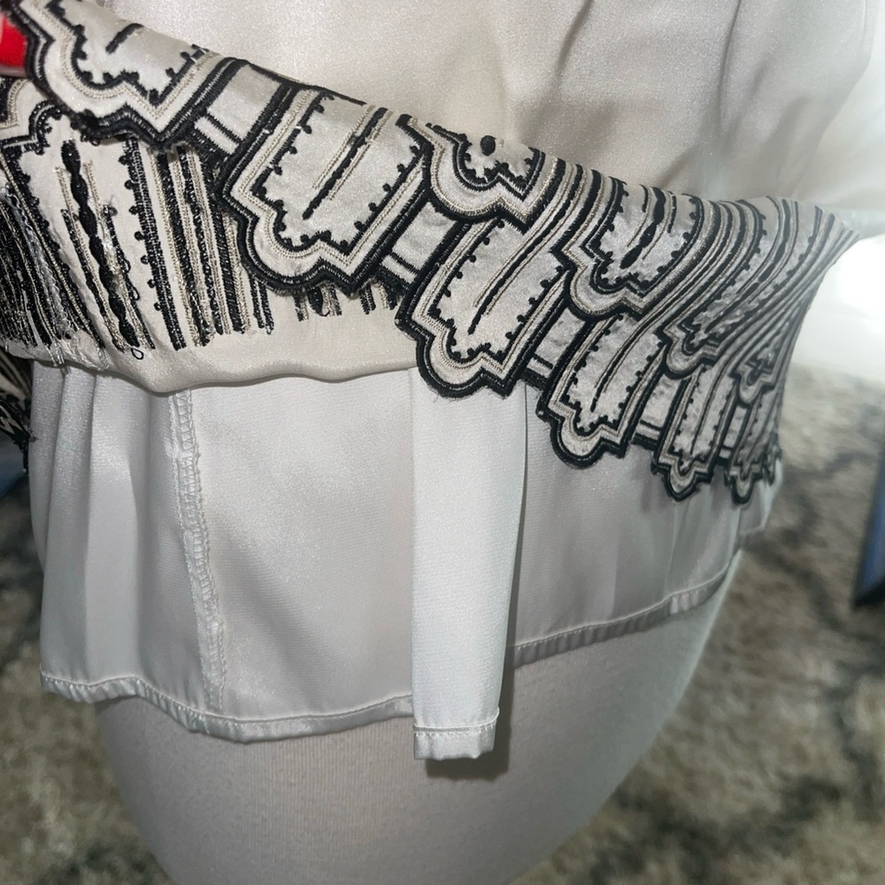 White House Black Market 100% Silk Cream Black Embroidered Bottom Tank Top Sz 8 - Picture 9 of 13